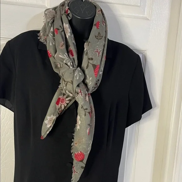 Mimosito Floral Patterned Scarf, NWT. - Picture 4 of 10